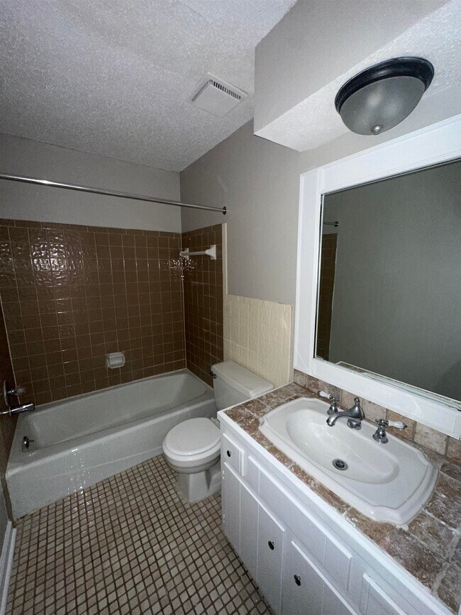 Building Photo - 2714 Gerald Ford Dr W