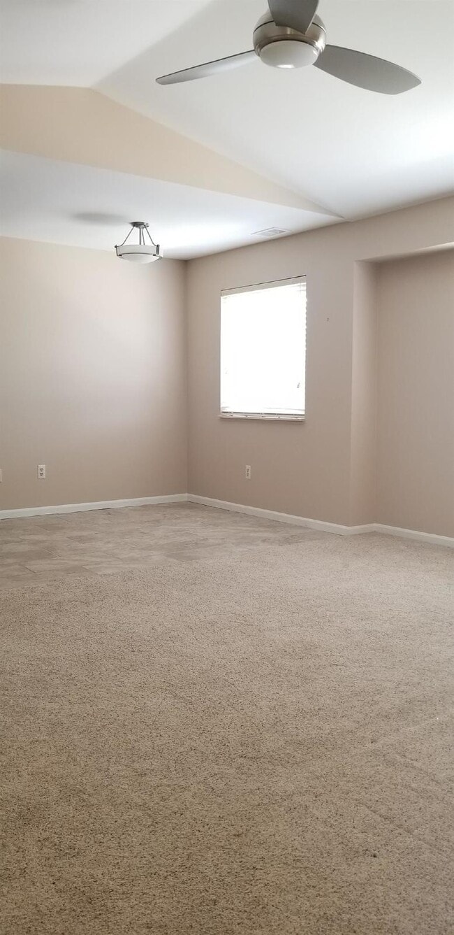 Building Photo - Updated 2 Bed Upper Condo, Vaulted Ceiling...