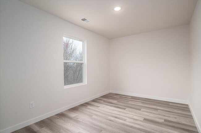 Building Photo - Luxury 3BR Townhome in Hickory – First Mon...