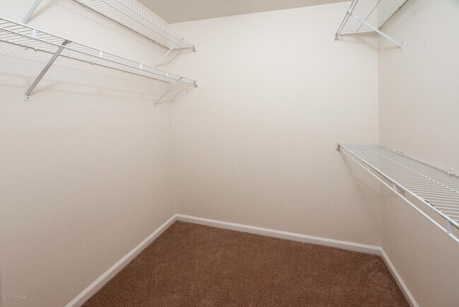 Building Photo - 2833 Holly Glen Dr