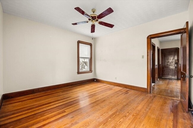 Building Photo - 576 Slade St