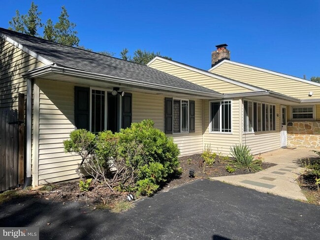 Building Photo - 511 Heather Rd