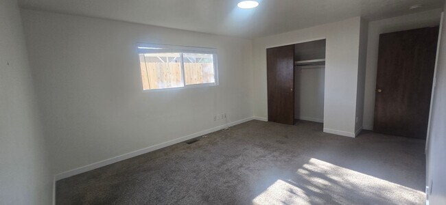 Building Photo - Super cute 3 bedroom, 2 bath Meridian duplex located within walking distance to Meridian Middle S...
