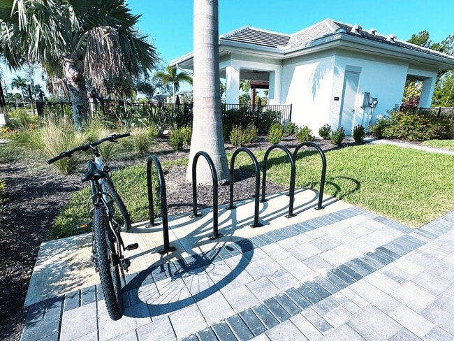 Building Photo - Beautifully maintained 3/2.5 townhome and community with pool!