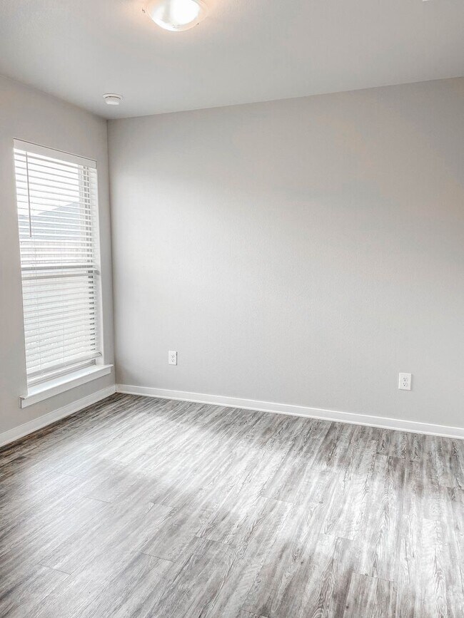 Building Photo - 2115 N Texas Ave