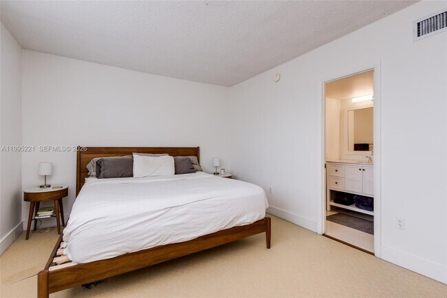 Building Photo - 1651 NE 115th St