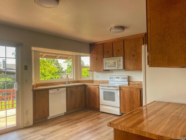 Building Photo - 1521 Genesis Ct