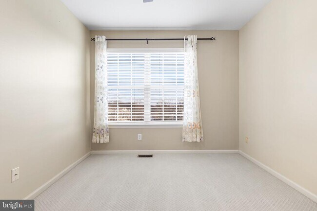 Building Photo - 271 Yorktown Ct