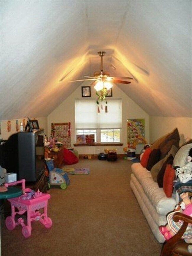 Building Photo - 3 bedroom 2 full baths and lots of land!