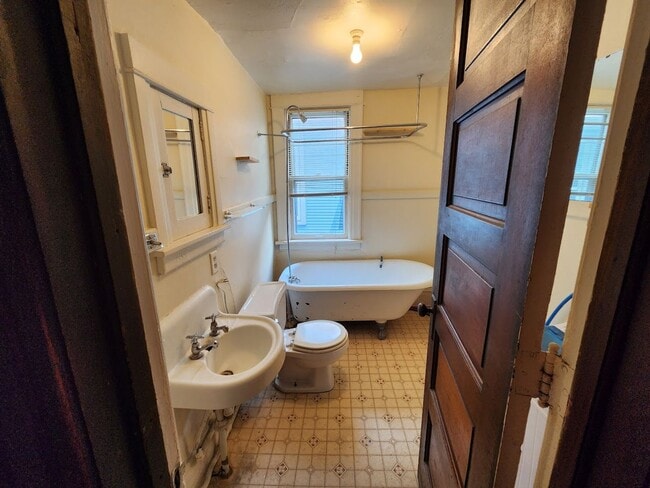 Building Photo - Williamson Tri-plex