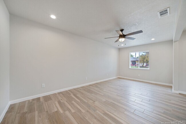 Building Photo - Charming Home Awaits: Spacious & Modern Li...