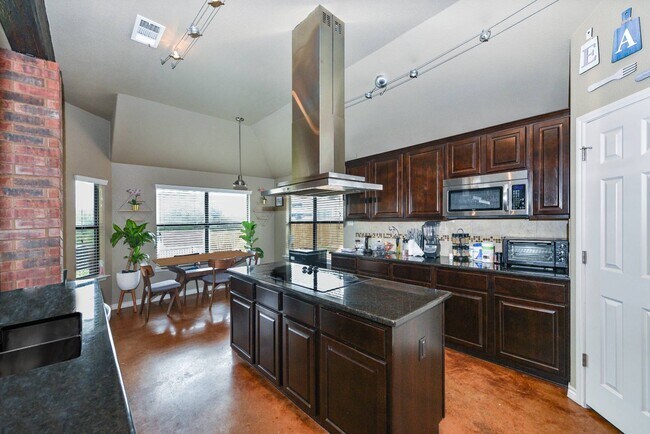 Building Photo - 7100 Almond Dr