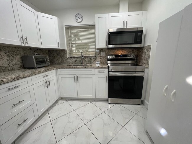 Building Photo - 2665 Dudley Dr W