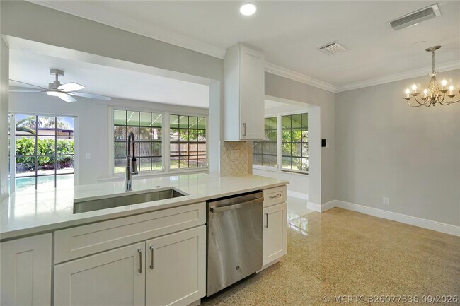Building Photo - 917 SE 15th Ct