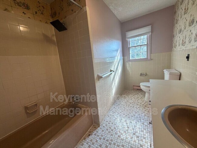 Building Photo - 907 Ladd Rd