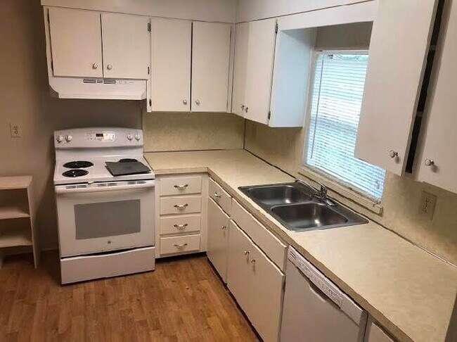 Building Photo - Coming Soon! 2BR Duplex with Screened Patio in the Murray Hill