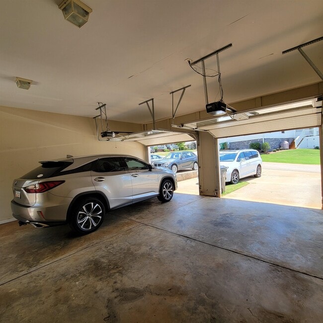 Building Photo - 1111 Surrey Ln