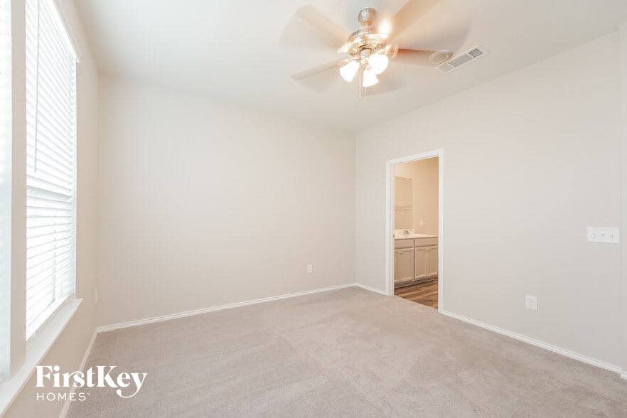 Building Photo - 5831 Longhorn Run Ln