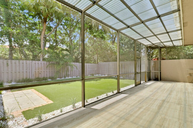 Building Photo - 6680 Thornhill Ct