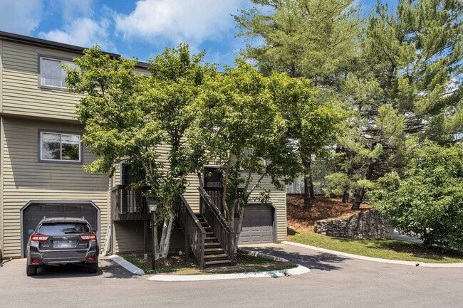 Building Photo - Beautiful Green Hills Townhome With Garage