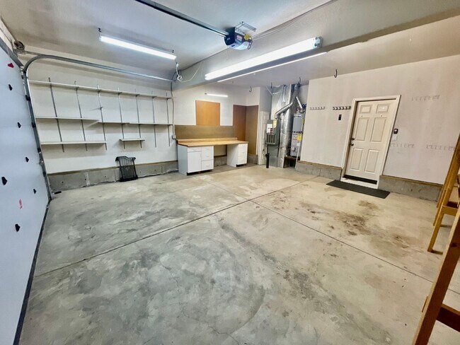 Building Photo - $500 first month rent credit!!! Tigard 3BR...