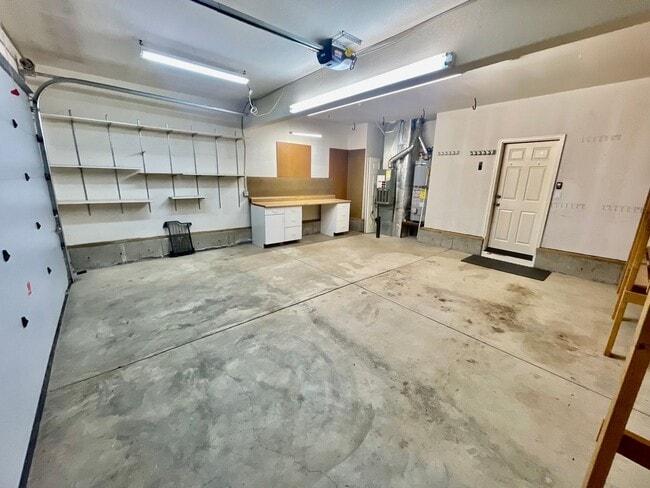 Building Photo - Stylish Bull Mountain Home – 3 Bed, 2.5 Ba...
