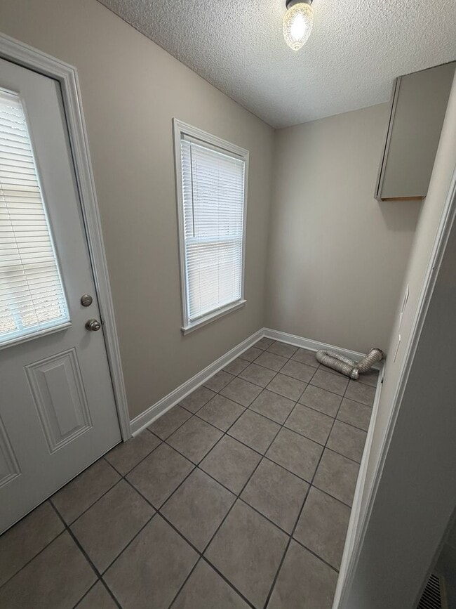 Building Photo - Charming Updated Home Minutes from Downtown Kannapolis