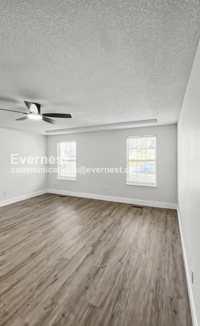 Building Photo - 3 Bed/2.5 Bath Home with Garage / Pet-Friendly / Vouchers Accepted / Available Now!