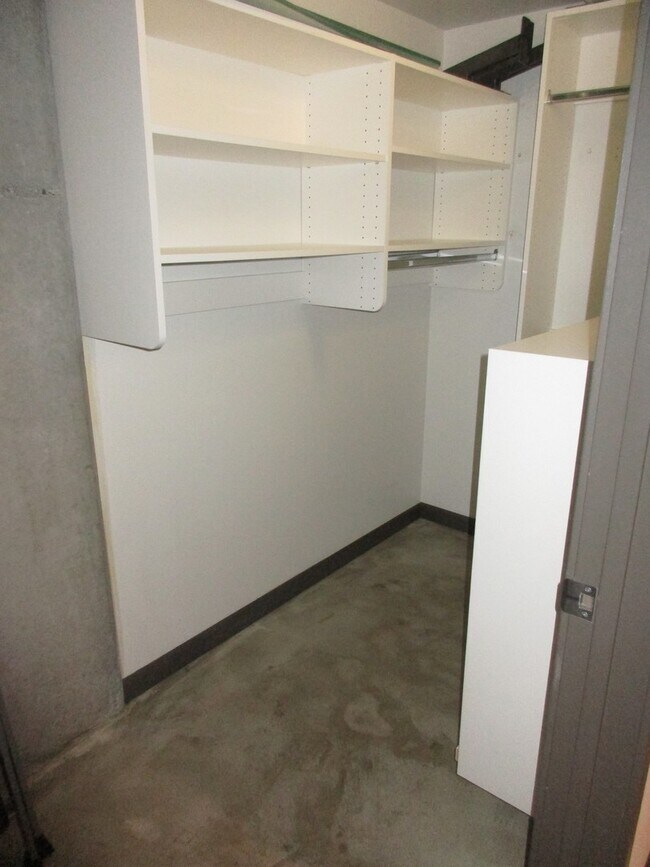 Building Photo - Streetcar Lofts - studio with 1 parking sp...