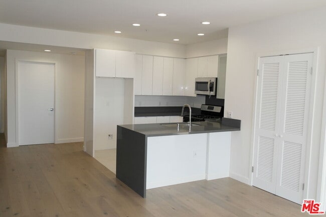 Building Photo - 105 S Mariposa Ave