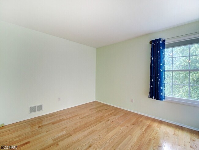 Building Photo - 402 Marten Rd