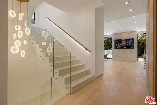 Building Photo - 1130 N Poinsettia Pl