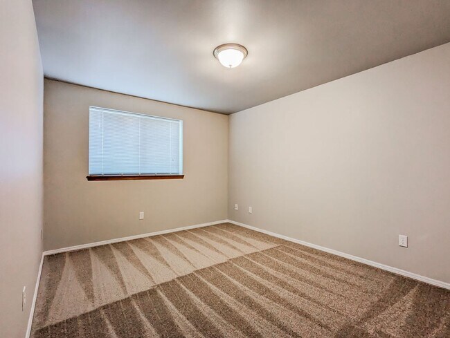 Building Photo - 417 Pine Ave