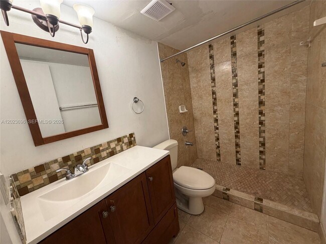 Building Photo - 9150 Fontainebleau Blvd