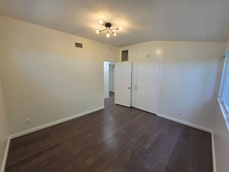 Building Photo - 310 S Thurston Ave