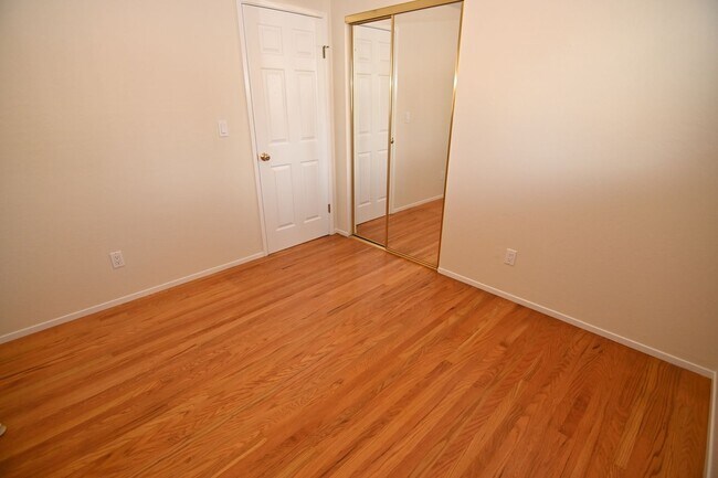 Building Photo - 4 bedroom 2 bathroom home near Kaiser Hospital!