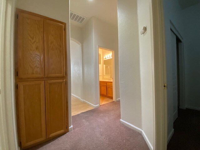 Building Photo - Charming 5 bedroom 2.5 bathroom home located in Natomas!