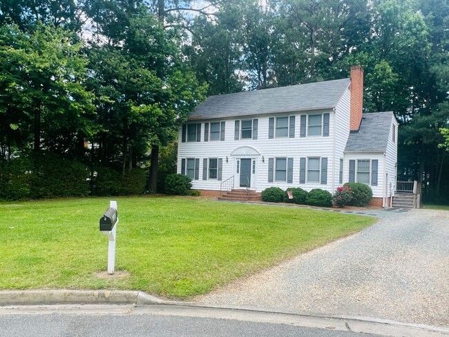 Building Photo - Gorgeous 4bdrm/2.5bth Colonial Convenientl...