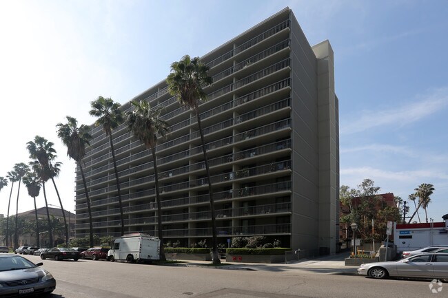 Building Photo - 615 Manhattan