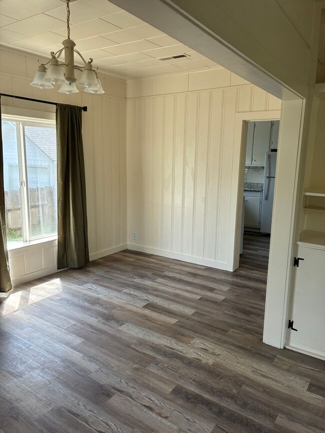 Building Photo - Country Charmer in Town Coquille