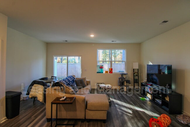 Building Photo - 507 Scarlett Maple St