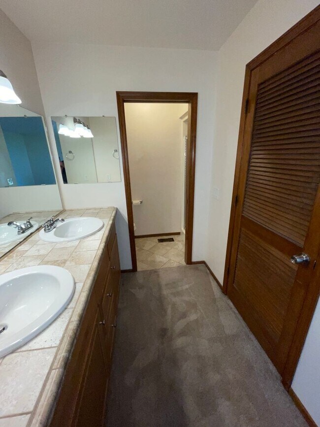 Building Photo - Cute Home with large yard in Hillsboro