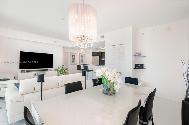 Building Photo - 300 S Biscayne Blvd
