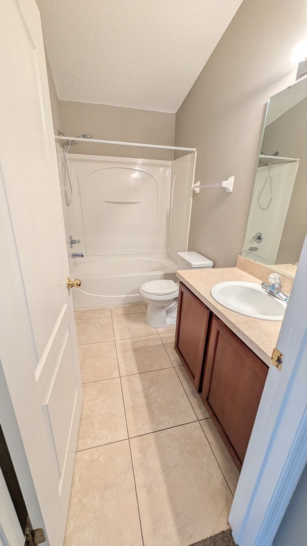 Building Photo - Two Bedrooms with floor plan at the same l...