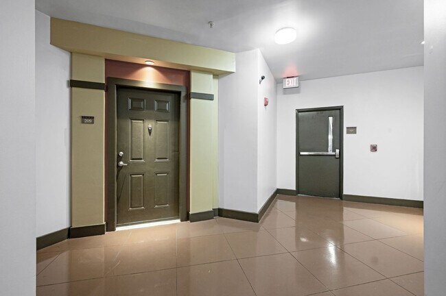 Building Photo - Spacious 3BR/2BA end unit at Bristol West ...