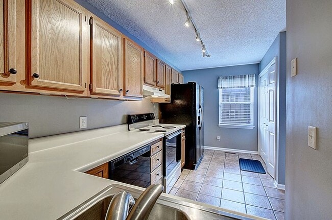 Building Photo - 200 Arrowhead Dr