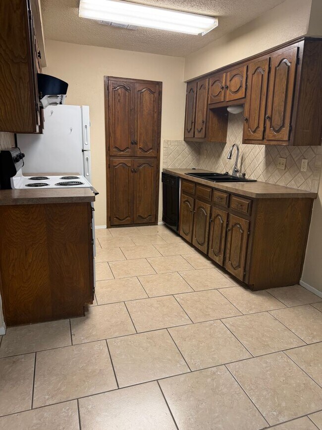 Building Photo - Centrally Located 1 Bedroom Unit