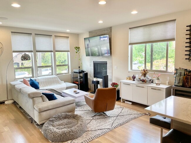 Building Photo - Sophisticated Greenwood Townhome with Views!