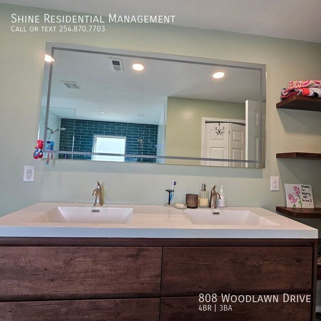 Building Photo - 808 E Woodlawn Dr