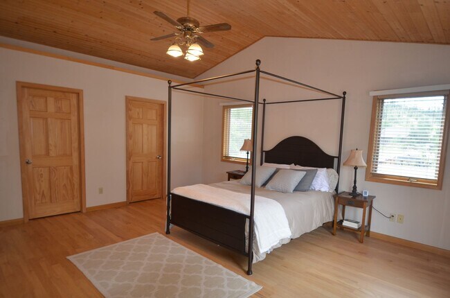 Building Photo - Extended Winter Rental!  Beautiful 3bed/2 ...